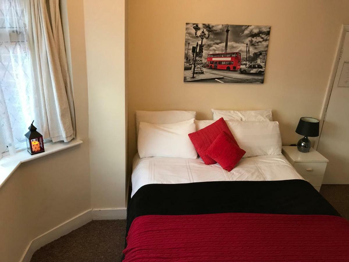 Havering Hotel Ромфорд Екстериор снимка